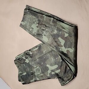 Bally Size M 'Green Tonal Washed Camo' Athletic Capri Leggings / Yoga Pants, EUC